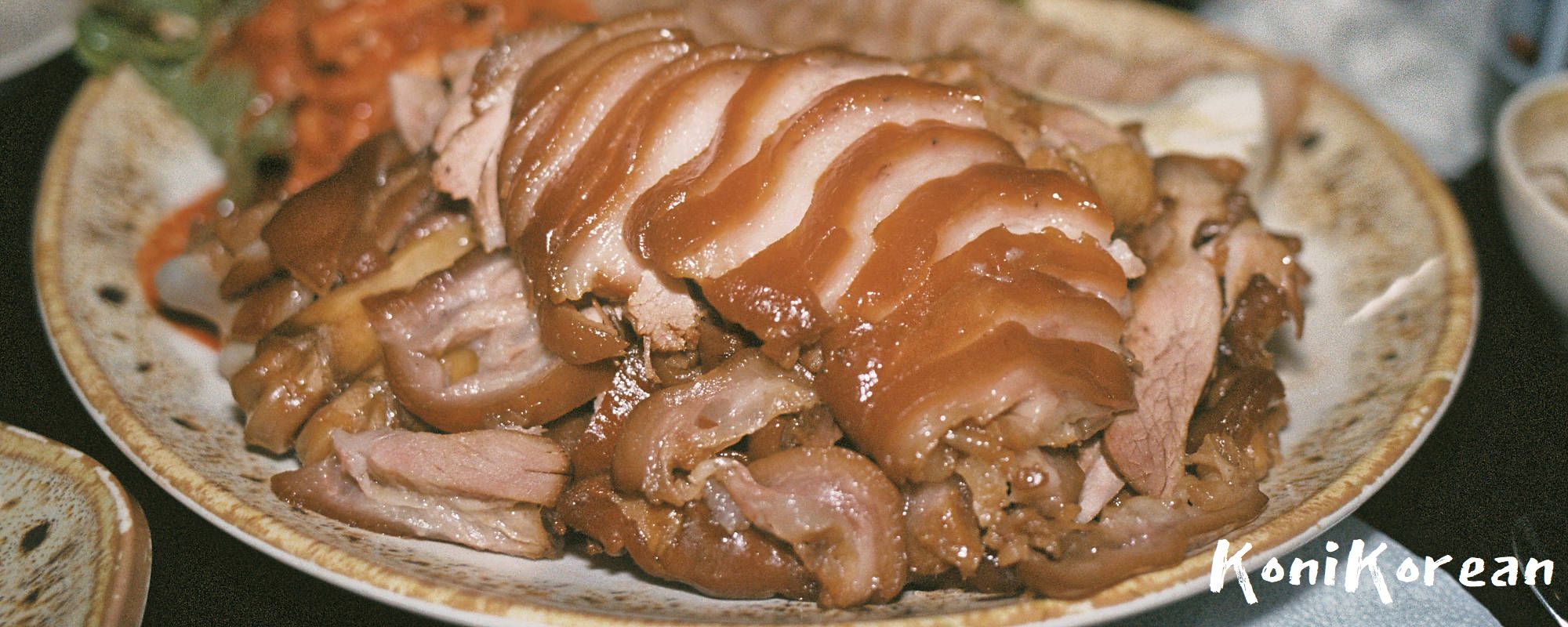 족발 jokbal (Korean pig's trotters)