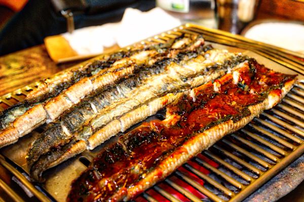 Anguille grillée sur un barbecue